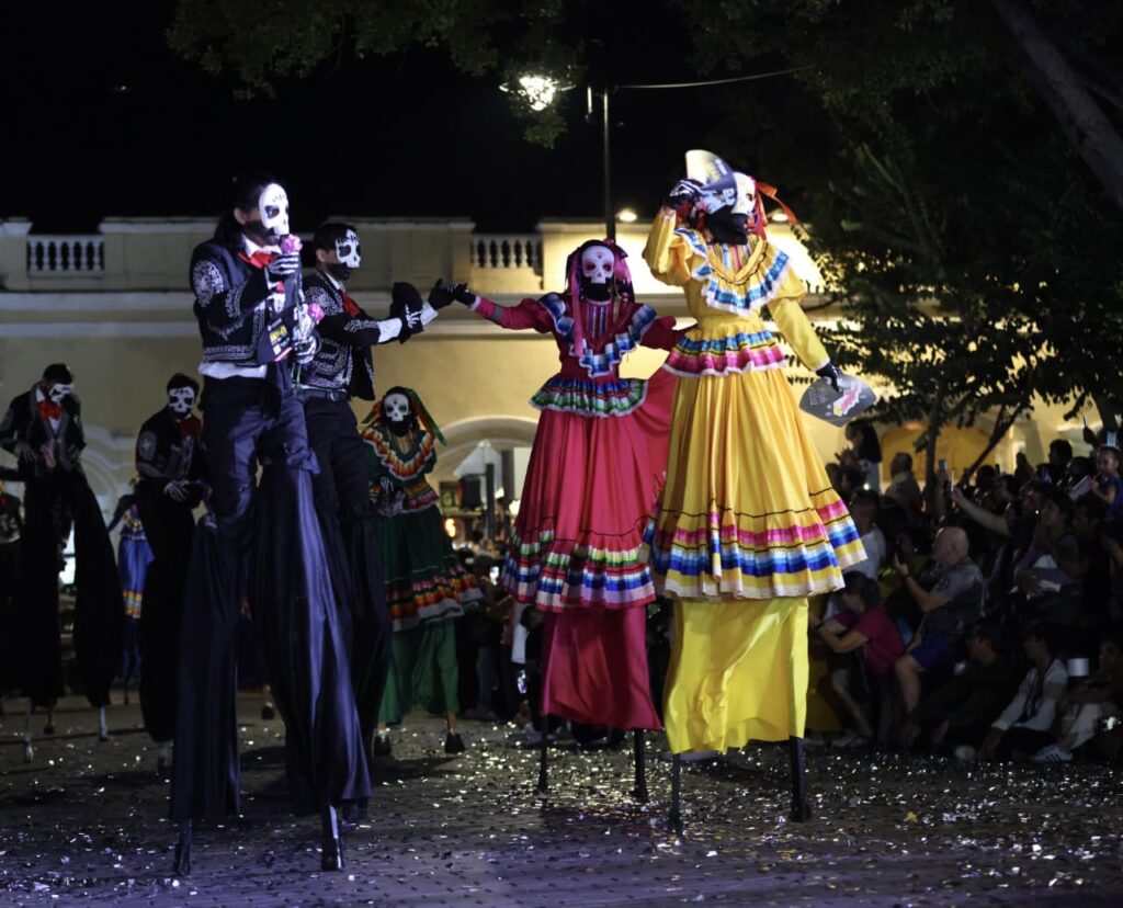 La alcaldesa Cecilia Patrón convierte el Desfile de Catrinas 2025 como una tradición multicultural en Mérida