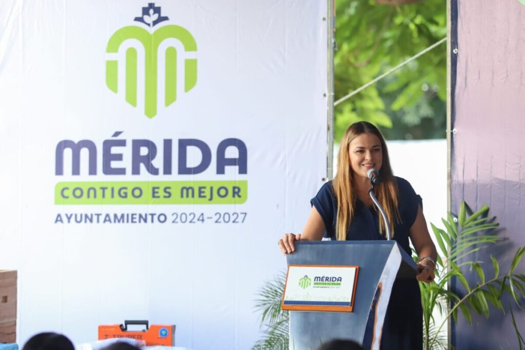 Cecilia Patrón Laviada entrega apoyos en equipo para productores y artesanos de Mérida