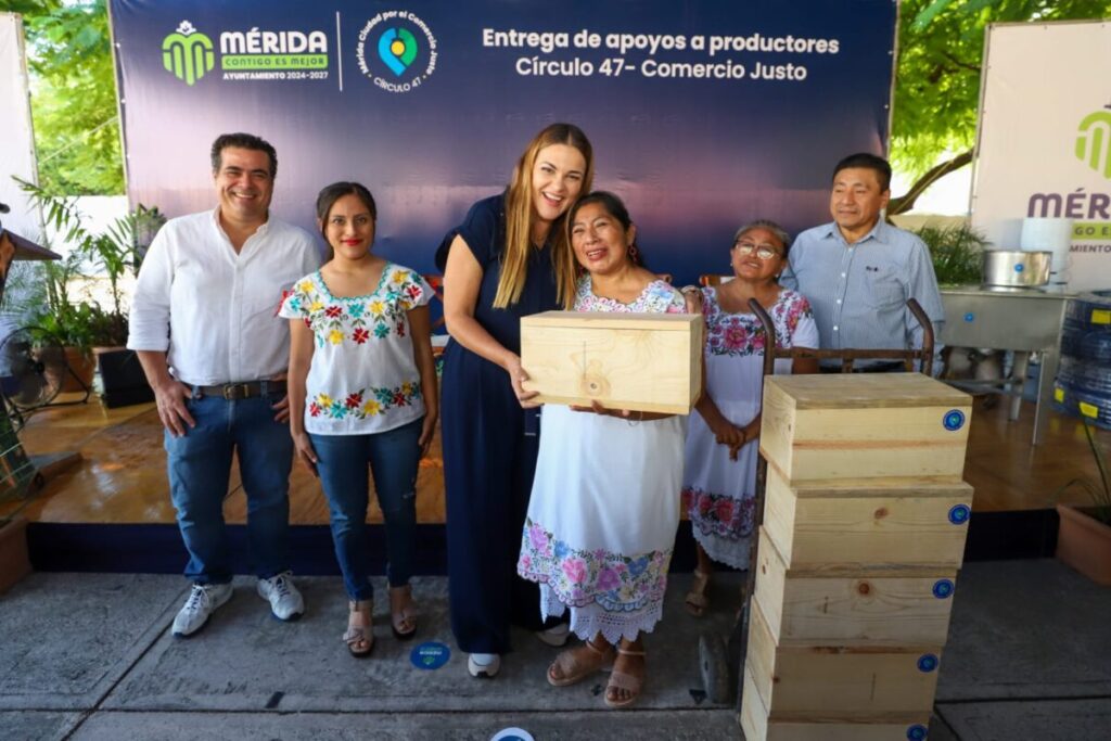 Cecilia Patrón Laviada entrega apoyos en equipo para productores y artesanos de Mérida