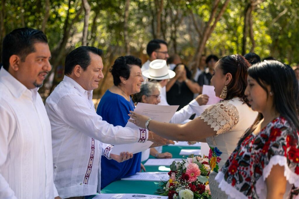 Joaquín Díaz Mena entrega certificados a futuros licenciados e inaugura biblioteca en Valladolid 