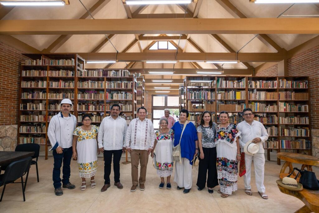 Joaquín Díaz Mena entrega certificados a futuros licenciados e inaugura biblioteca en Valladolid 
