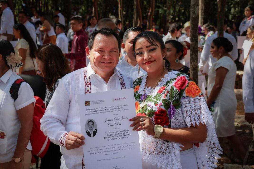 Joaquín Díaz Mena entrega certificados a futuros licenciados e inaugura biblioteca en Valladolid