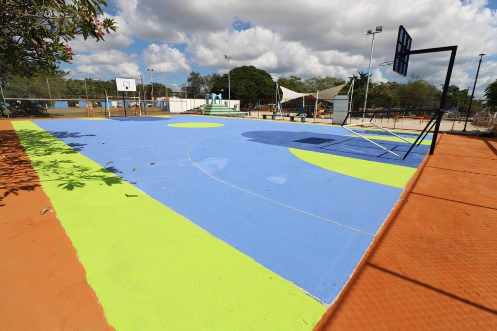 Cecilia Patrón supervisando la limpieza en Adolfo López Mateos