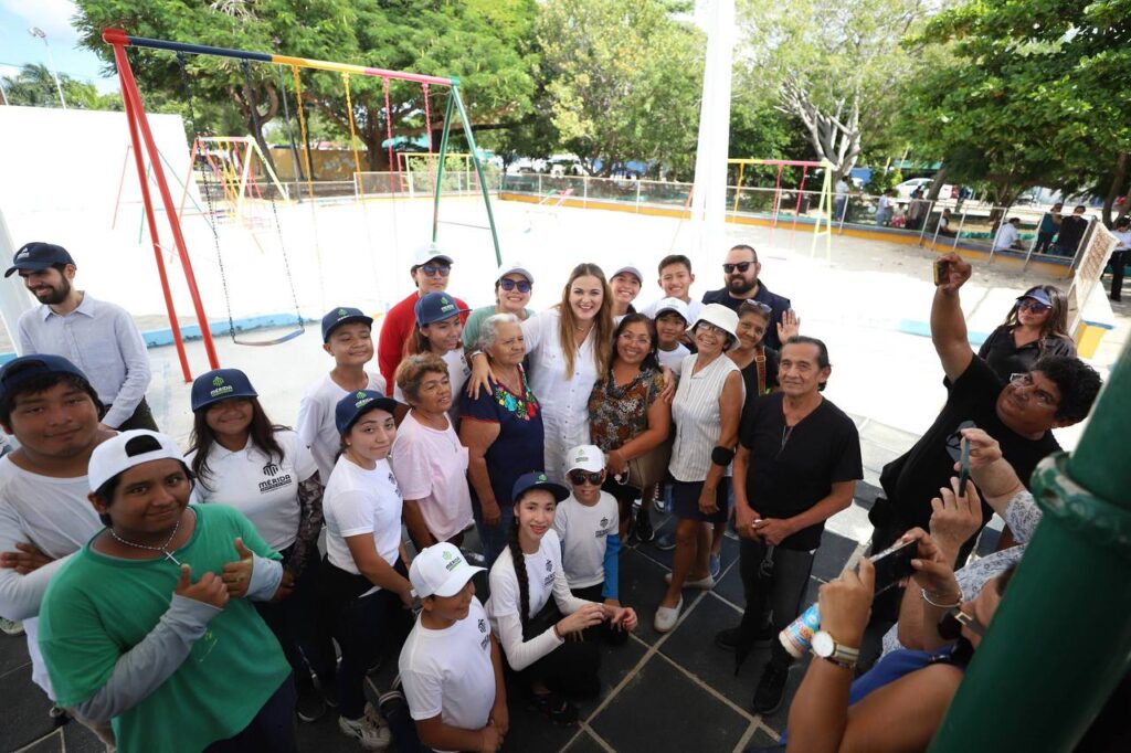Cecilia Patrón supervisando la limpieza en Adolfo López Mateos