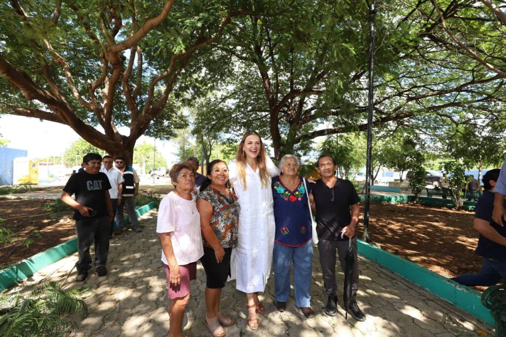 Cecilia Patrón supervisando la limpieza en Adolfo López Mateos