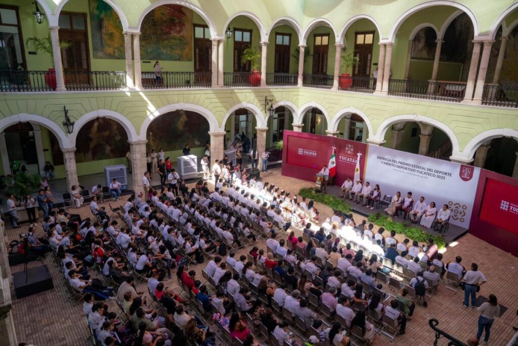 Gobernador de Yucatán Joaquín Díaz Mena entrega premios y reconocimientos a deportistas yucatecos