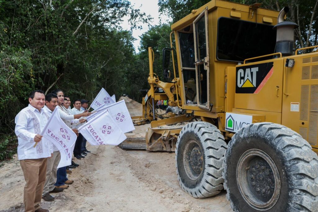Joaquín Díaz Mena cumple compromiso con las familias de Temozón y Chemax: construcción del camino X’tut–Sisbiché