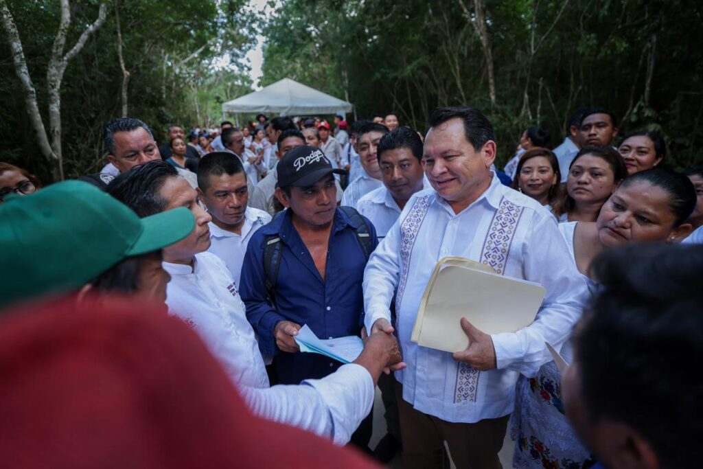 Joaquín Díaz Mena cumple compromiso con las familias de Temozón y Chemax: construcción del camino X’tut–Sisbiché