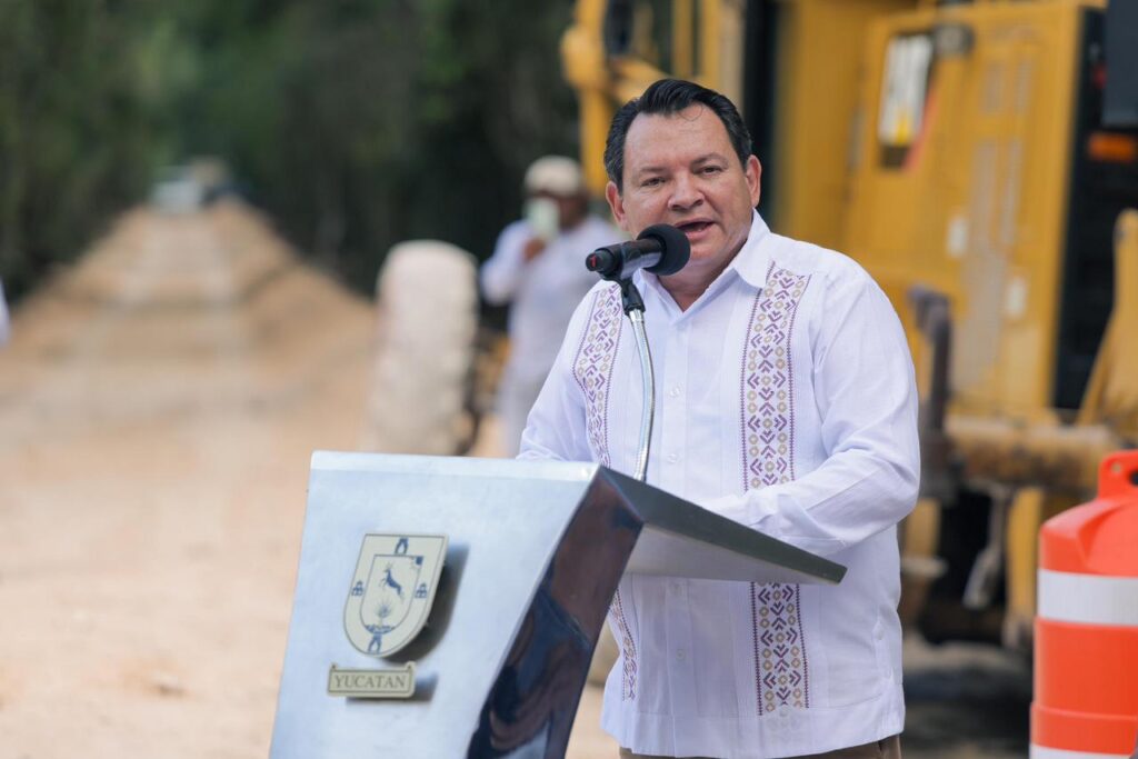 Joaquín Díaz Mena cumple compromiso con las familias de Temozón y Chemax: construcción del camino X’tut–Sisbiché