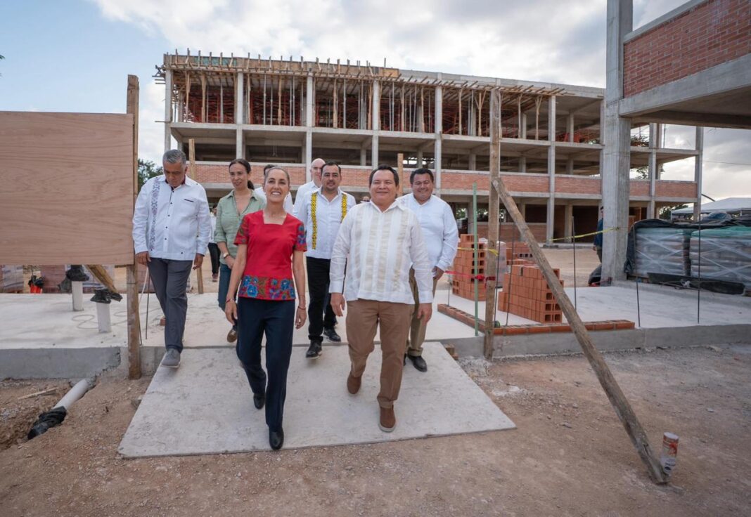 Claudia Sheinbaum Pardo junto con Joaquín Díaz Mena supervisan obras en el Estado