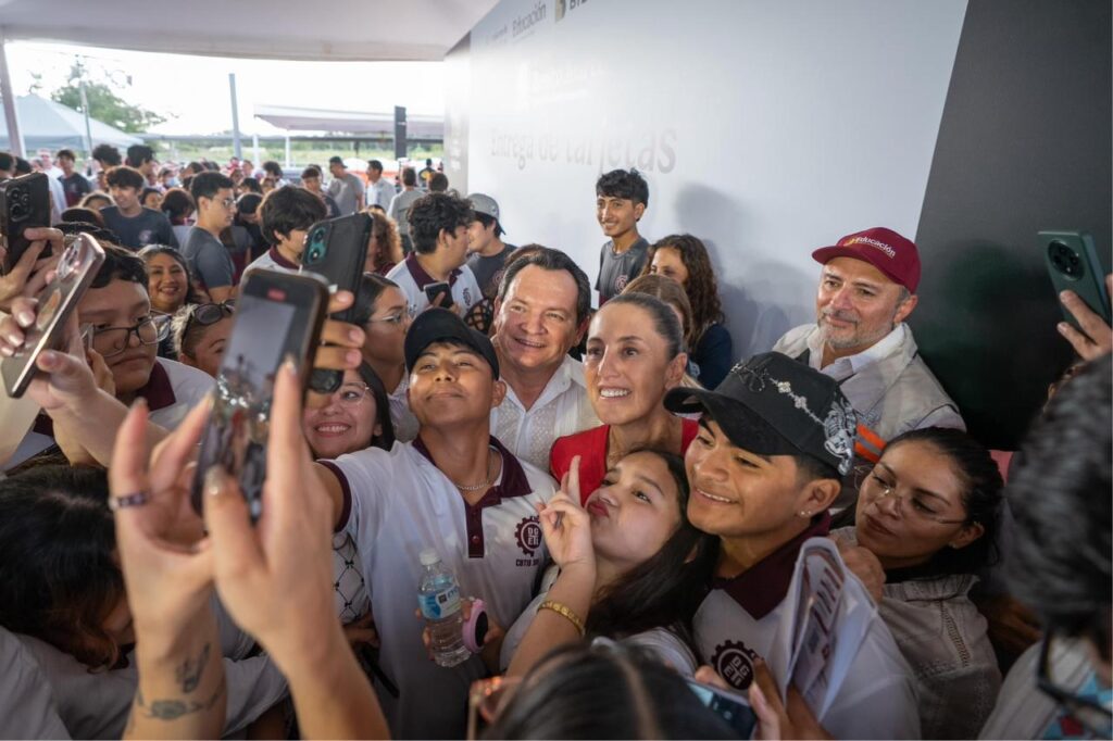 Claudia Sheinbaum Pardo junto con Joaquín Díaz Mena supervisan obras en el Estado