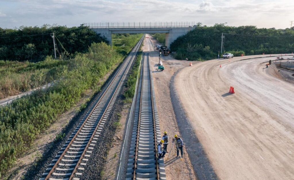 Claudia Sheinbaum Pardo junto con Joaquín Díaz Mena supervisan obras en el Estado