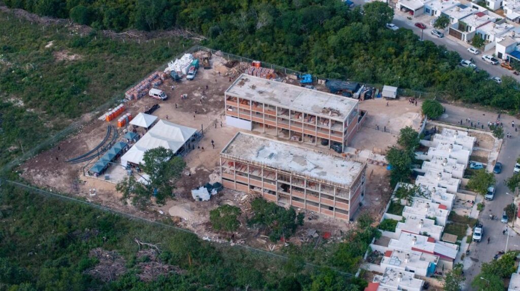 Claudia Sheinbaum Pardo junto con Joaquín Díaz Mena supervisan obras en el Estado