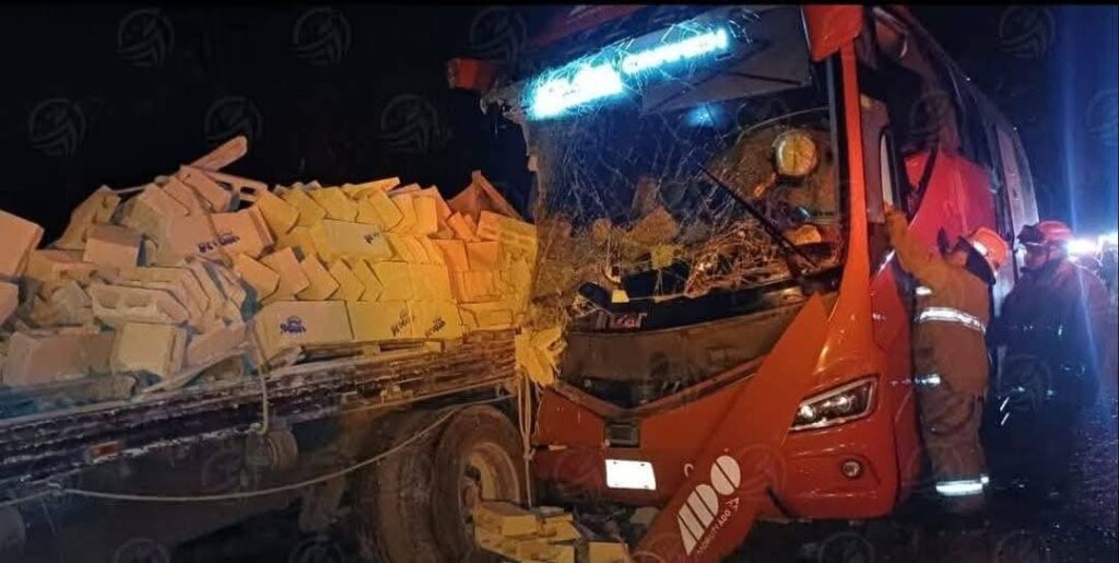 Fuerte accidente entre un camión del ADO y camión de materiales en la vía Mérida- Campeche