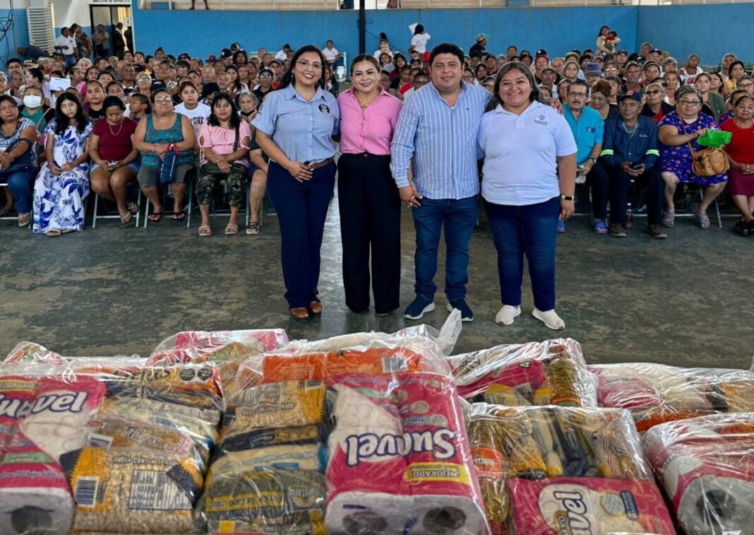El alcalde Edwin Bojorquez Ramírez y su esposa Raquel Balam Rocha entregan apoyo con despensas a personas en situación de vulnerabilidad en Kanasín