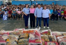 El alcalde Edwin Bojorquez Ramírez y su esposa Raquel Balam Rocha entregan apoyo con despensas a personas en situación de vulnerabilidad en Kanasín