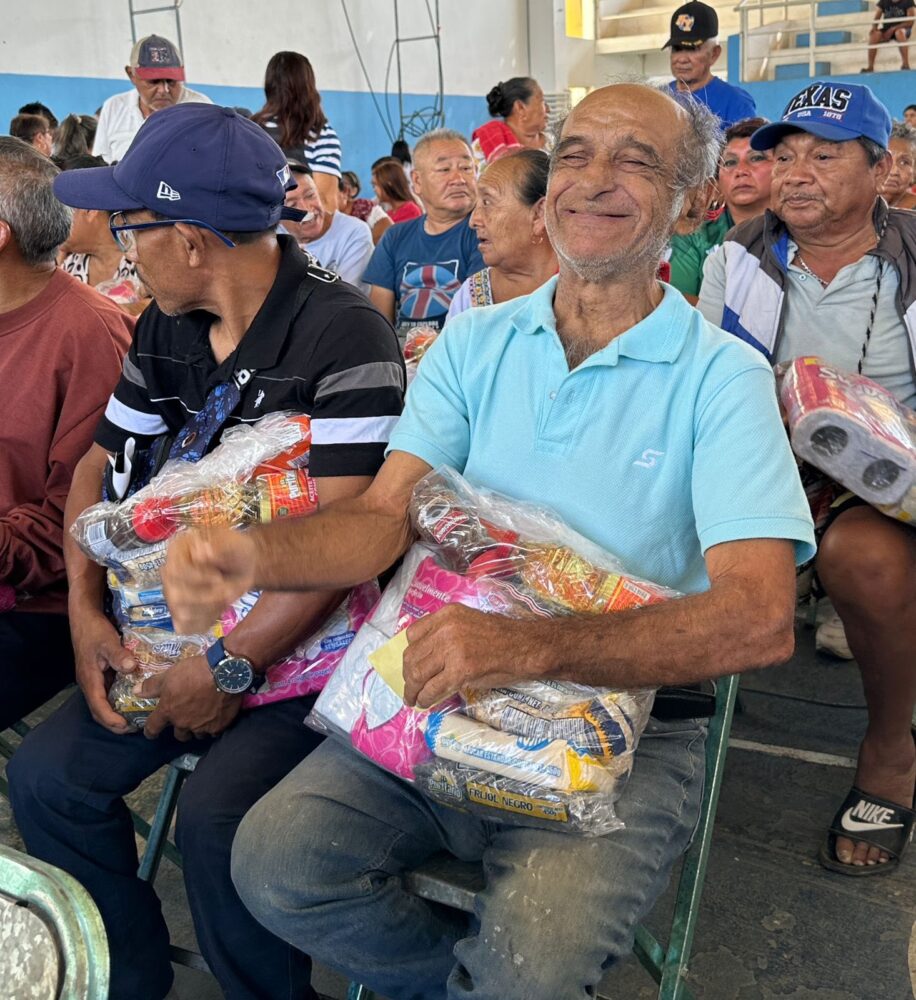 El alcalde Edwin Bojorquez Ramírez y su esposa Raquel Balam Rocha entregan apoyo con despensas a personas en situación de vulnerabilidad en Kanasín 