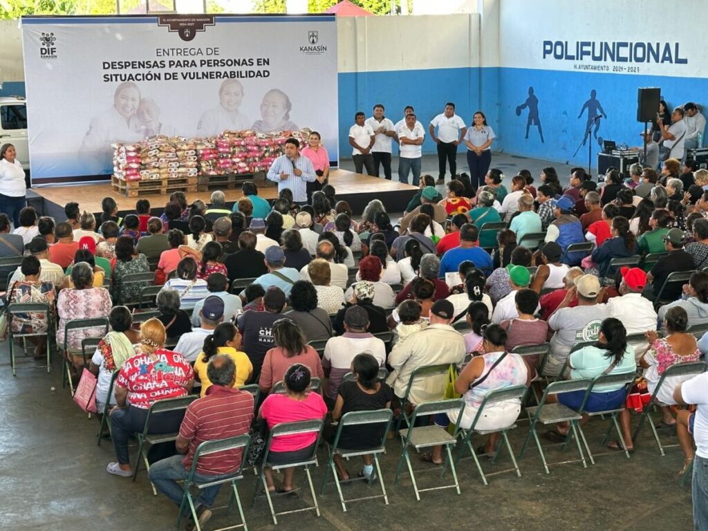 El alcalde Edwin Bojorquez Ramírez y su esposa Raquel Balam Rocha entregan apoyo con despensas a personas en situación de vulnerabilidad en Kanasín 