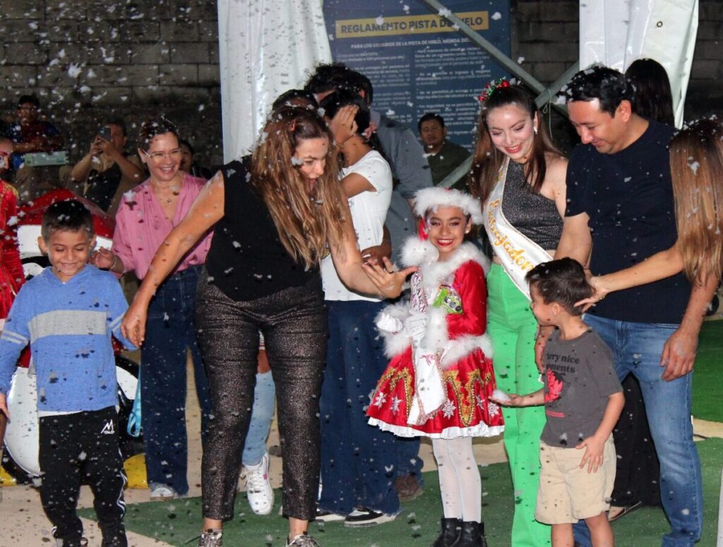 La alcaldesa Cecilia Patrón Laviada inaugura la pista de hielo a través de la “Magia sobre Hielo” en Paseo Montejo