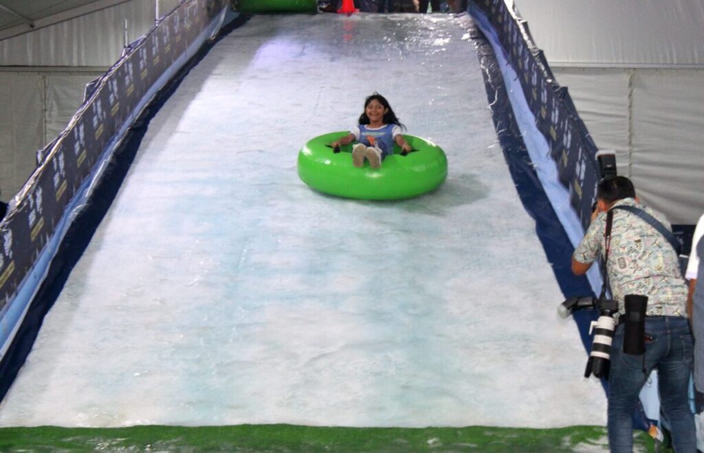 La alcaldesa Cecilia Patrón Laviada inaugura la pista de hielo a través de la “Magia sobre Hielo” en Paseo Montejo