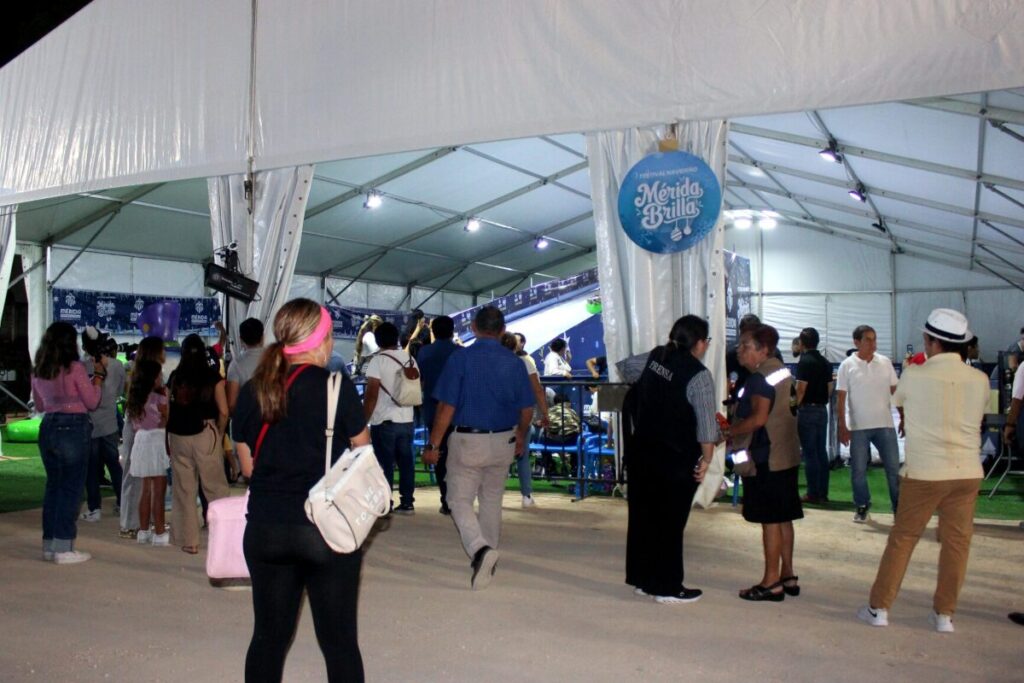 La alcaldesa Cecilia Patrón Laviada inaugura la pista de hielo a través de la “Magia sobre Hielo” en Paseo Montejo