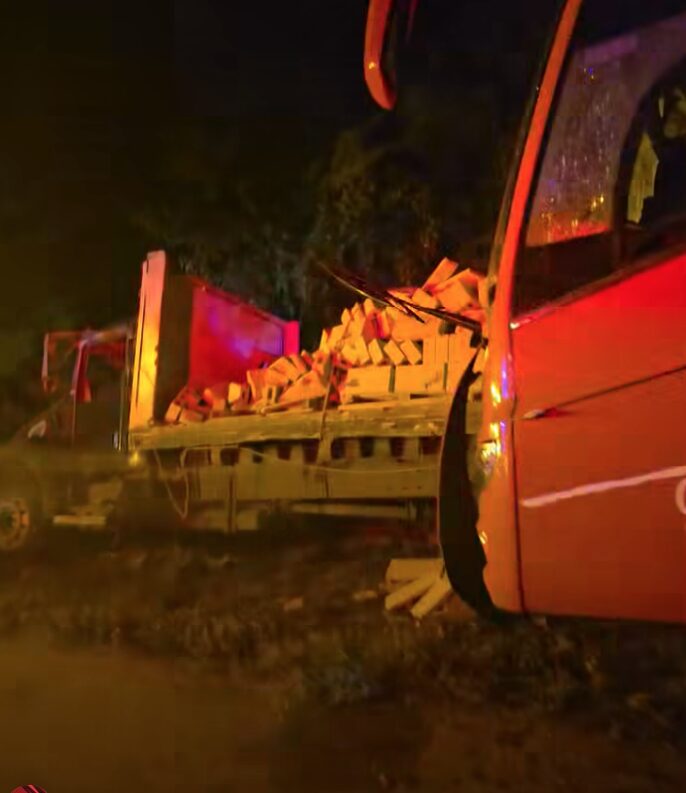 Fuerte accidente entre un camión del ADO y camión de materiales en la vía Mérida- Campeche