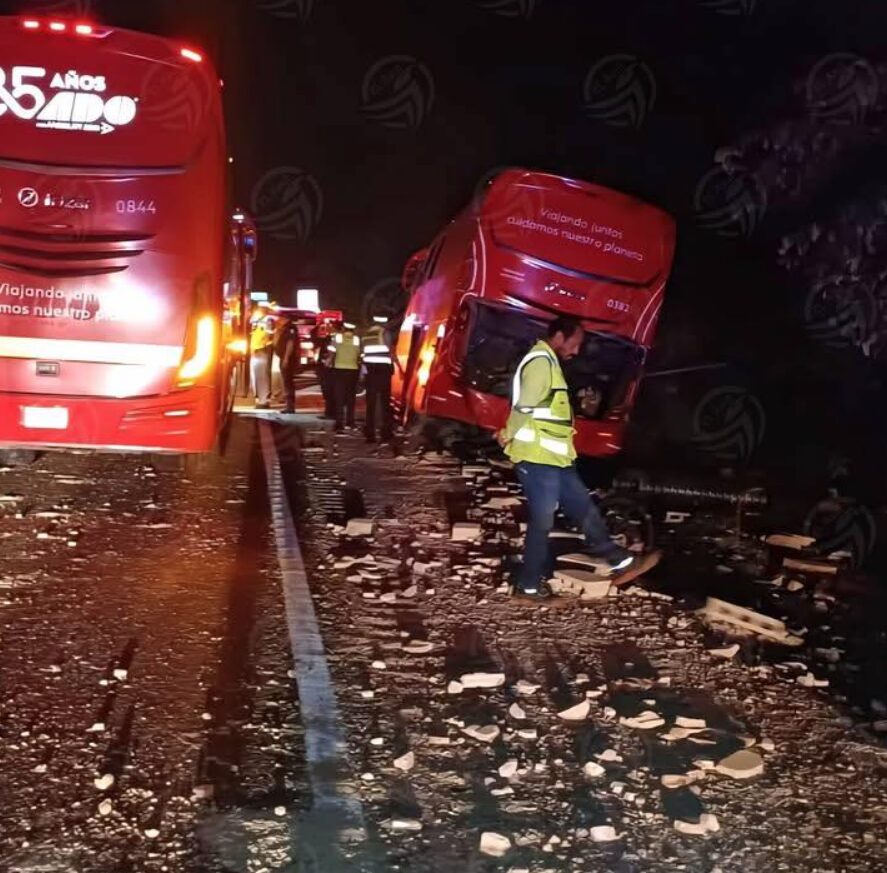 Fuerte accidente entre un camión del ADO y camión de materiales en la vía Mérida- Campeche
