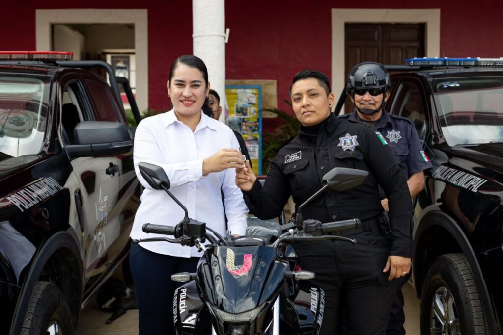 Más seguridad para Umán: La alcaldesa Kenia Walldina Sauri entrega patrullas y motocicletas a la Policía Municipal