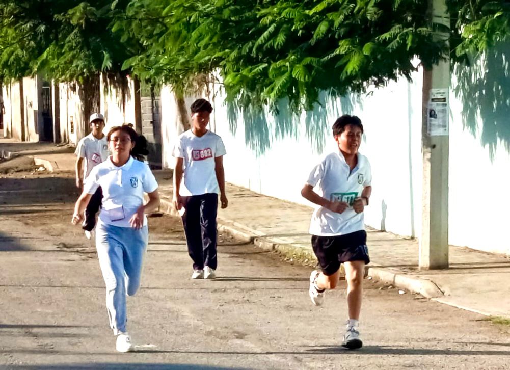 Edwin Bojórquez motiva a estudiantes