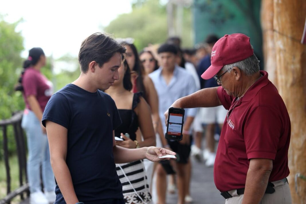 Turistas visitando Chichén Itzá parador Cultur Yucatán