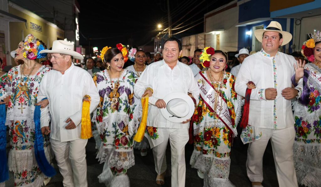 Gobernador Joaquín Díaz Mena encabeza coronación de la Reina de la Feria de Reyes