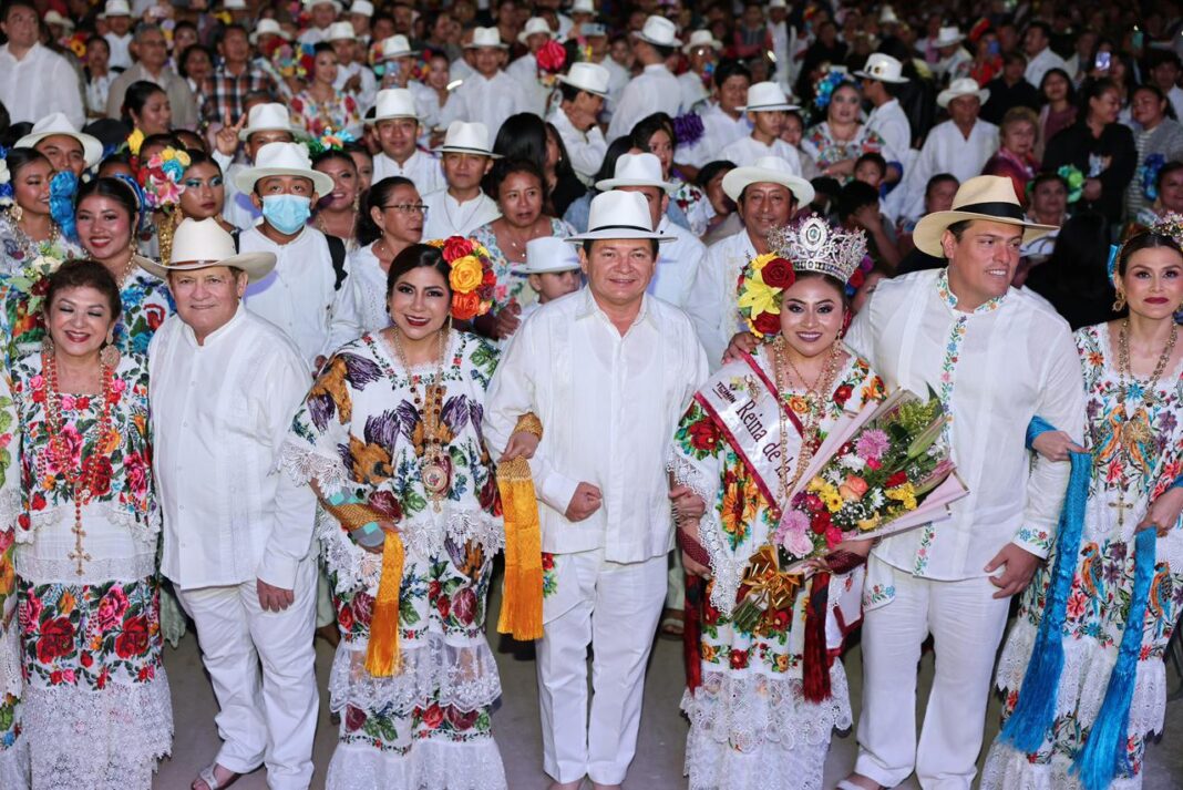 Joaquín Díaz Mena encabeza la coronación de la Reina de la Feria de Reyes Tizimín