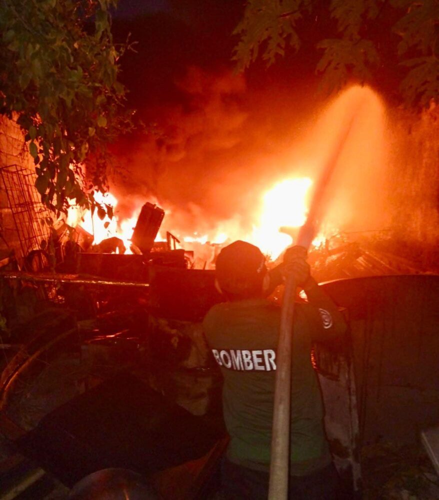 Se rescatan a seis perritos y se sofoca incendio de bodega de Polígono San Pedro Kanasín 