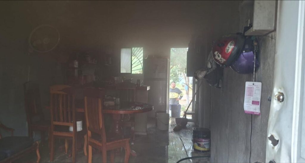 Se registra incendio en una casa del fraccionamiento Brisas de Umán; no se reportan personas lesionadas