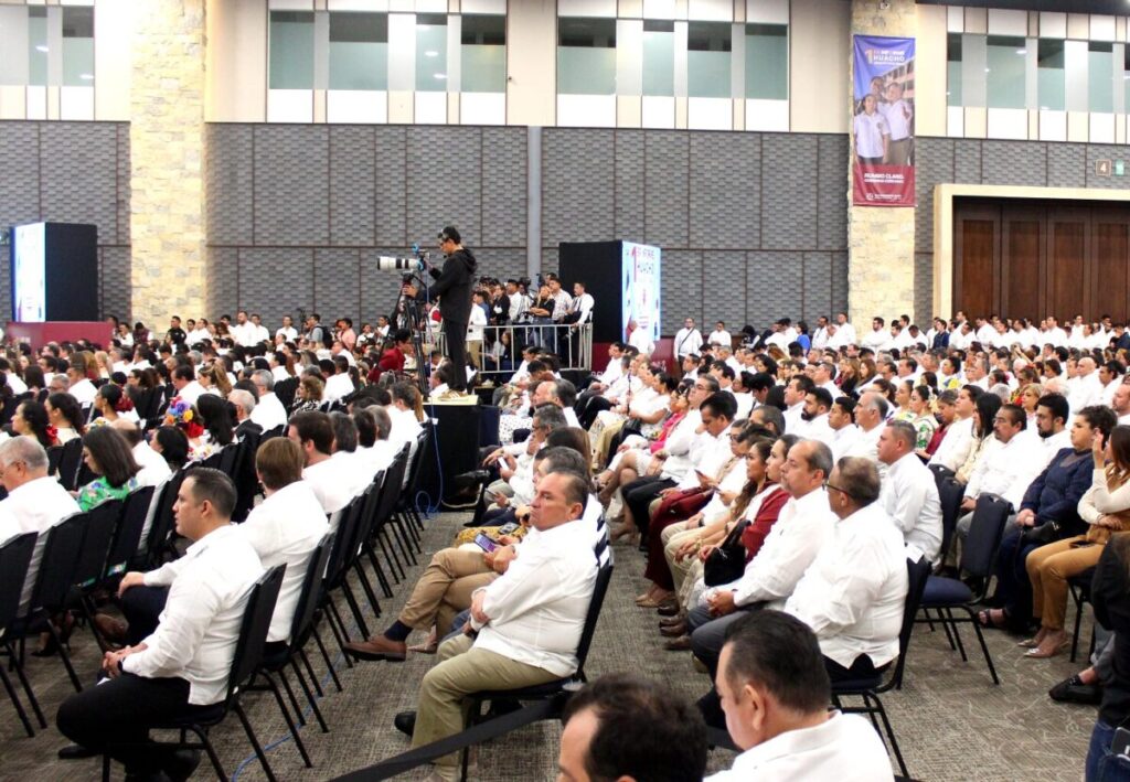 El Gobernador Joaquín Díaz Mena rinde su Primer Informe de Gobierno de Yucatán en el Congreso de Mérida 