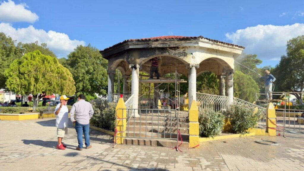 El alcalde Edwin Bojórquez anuncia trabajos de rehabilitación del quiosco del parque principal de Kanasín