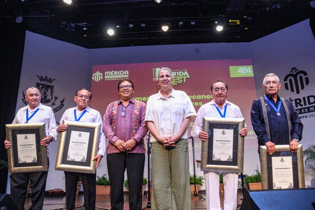 Ayuntamiento de Mérida entregan reconocimientos a cuatro decanos de la trova yucateca.