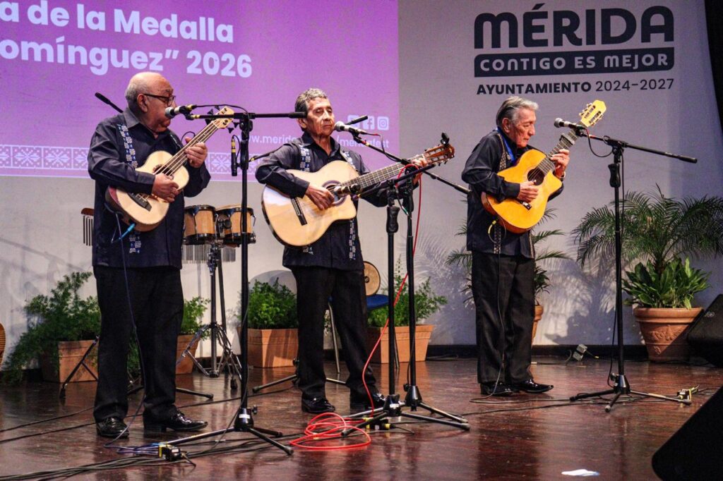 Ayuntamiento de Mérida entregan reconocimientos a cuatro decanos de la trova yucateca.