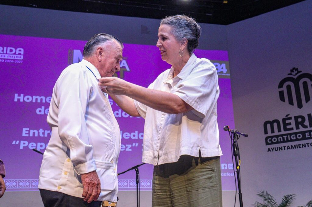 Ayuntamiento de Mérida entregan reconocimientos a cuatro decanos de la trova yucateca.