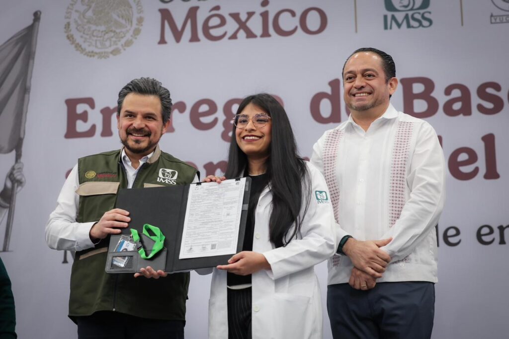 Renacimiento Maya entregan 124 bases y nombramientos a personal del IMSS Yucatán