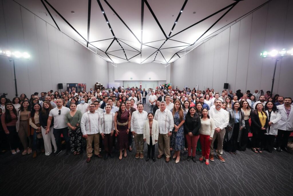 El Gobernador Joaquín Díaz Mena entrega equipos a nutriólogos para fortalecer la prevención en salud en Yucatán