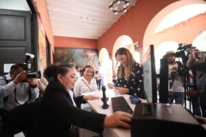Cecilia Patrón agradece confianza de contribuyentes; 'cada peso cuenta para Mérida'.
