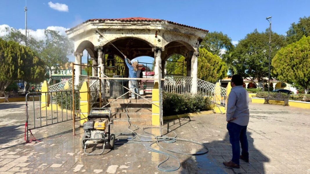 El alcalde Edwin Bojórquez anuncia trabajos de rehabilitación del quiosco del parque principal de Kanasín