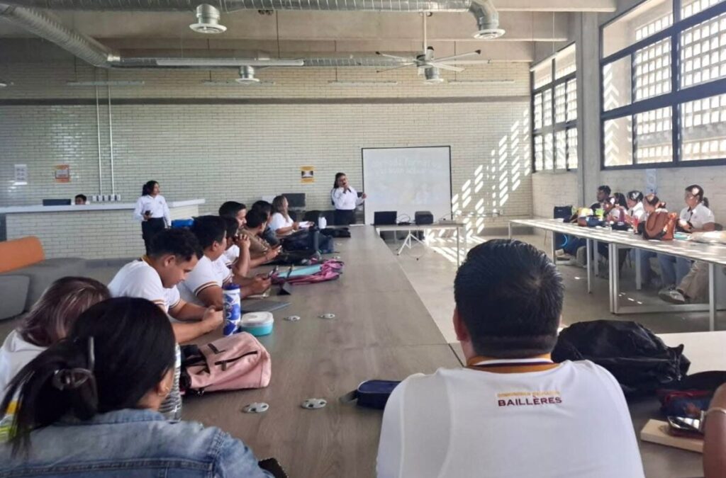 El H. Ayuntamiento de Kanasín imparte a maestros y jóvenes pláticas contra la violencia