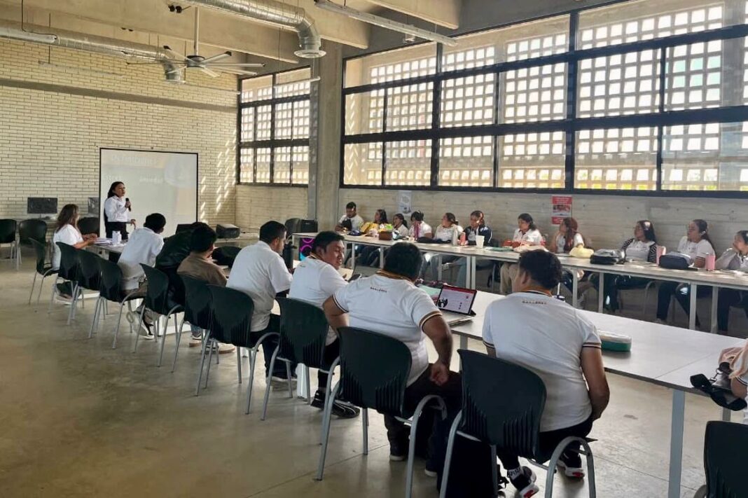 El H. Ayuntamiento de Kanasín imparte a maestros y jóvenes pláticas contra la violencia