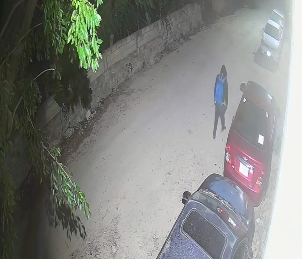 Alerta en Kanasín: captan a sujeto intentando forzar vehículos en la Pancho Villa Oriente