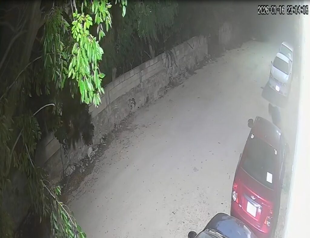 Alerta en Kanasín: captan a sujeto intentando forzar vehículos en la Pancho Villa Oriente