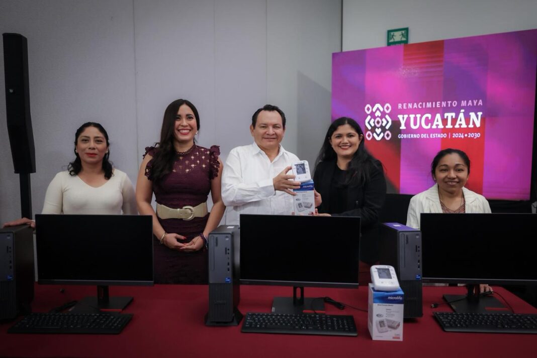 El Gobernador Joaquín Díaz Mena entrega equipos a nutriólogos para fortalecer la prevención en salud en Yucatán