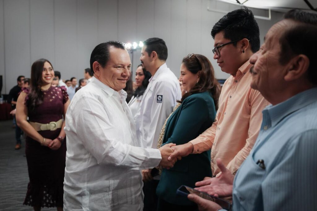 El Gobernador Joaquín Díaz Mena entrega equipos a nutriólogos para fortalecer la prevención en salud en Yucatán