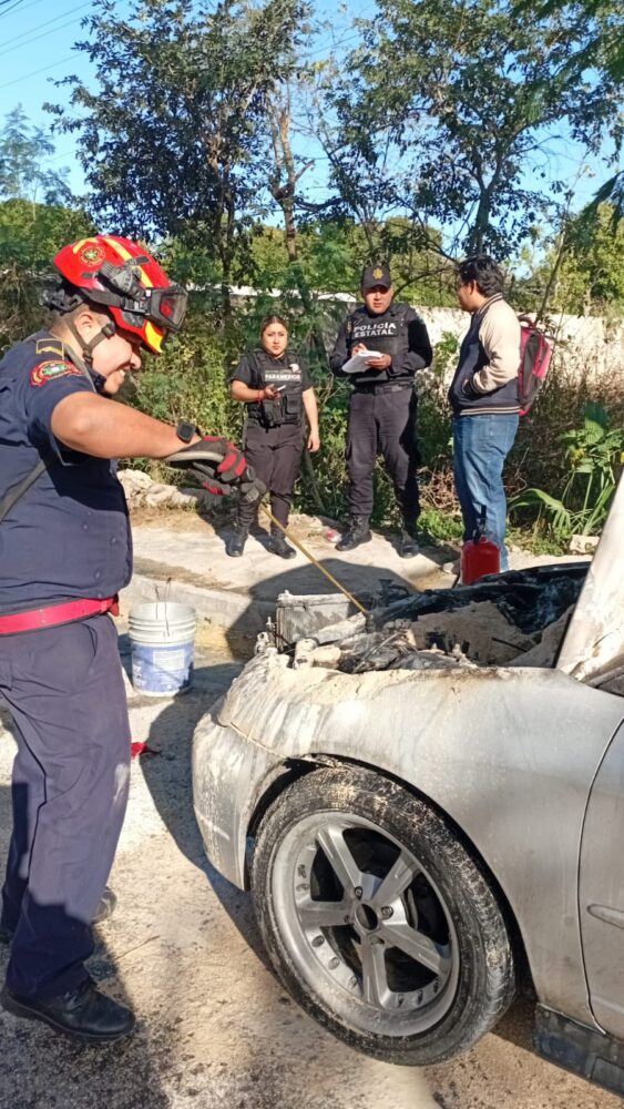 Incendio de vehículo en Hacienda Dzibikak moviliza a autoridades en Umán